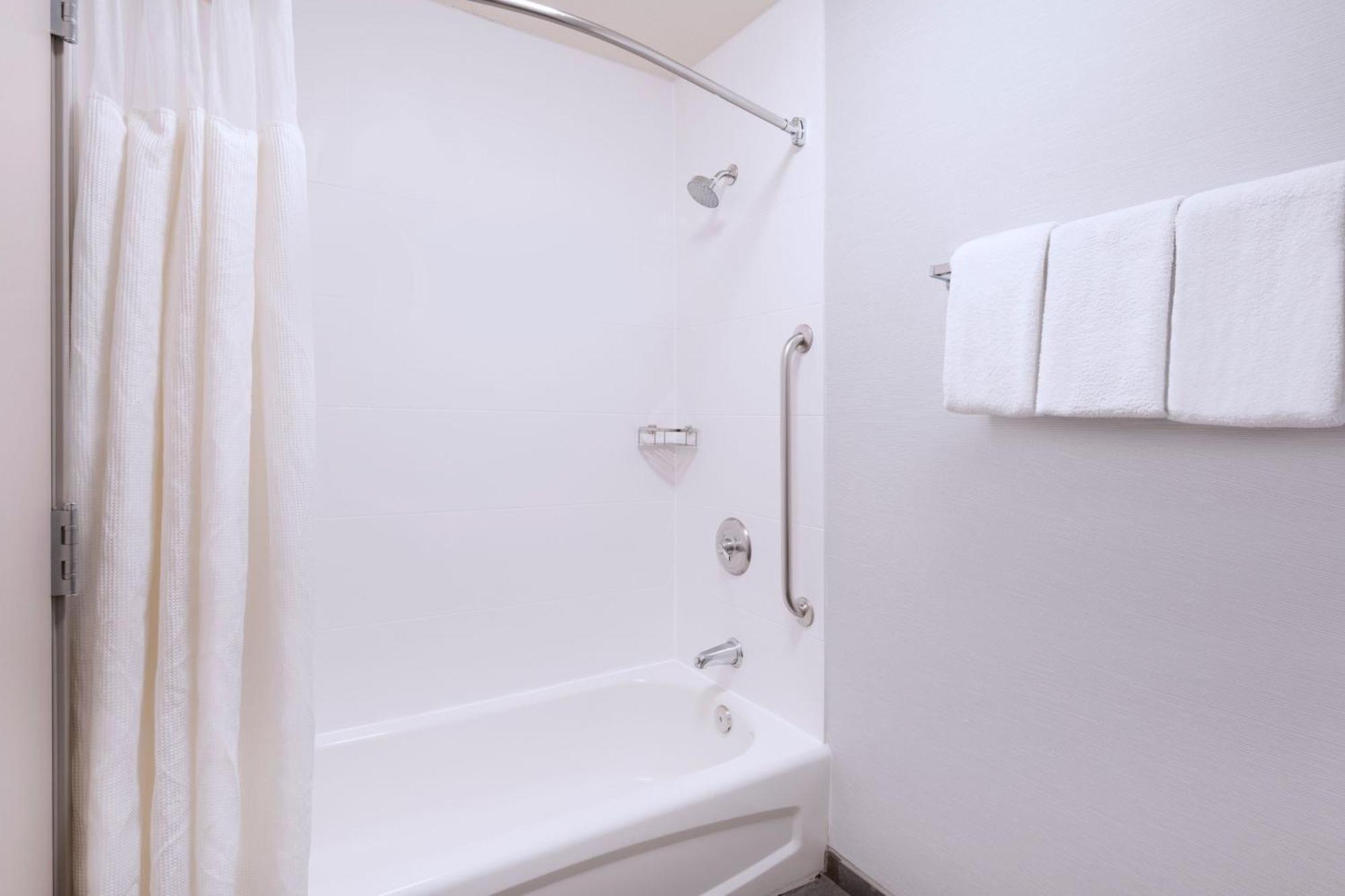 Courtyard Airport Hotel 3*